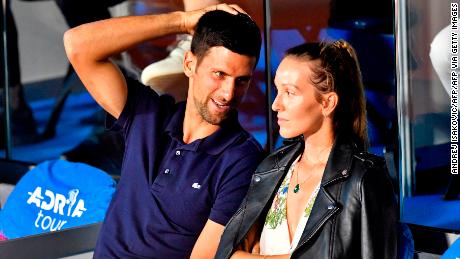 Pemain tenis Serbia Novak Djokovic (kiri) berbicara dengan istrinya Jelena selama pertandingan di Adria Tour, turnamen tenis amal Balkan Novak Djokovic di Beograd pada 14 Juni 2020.