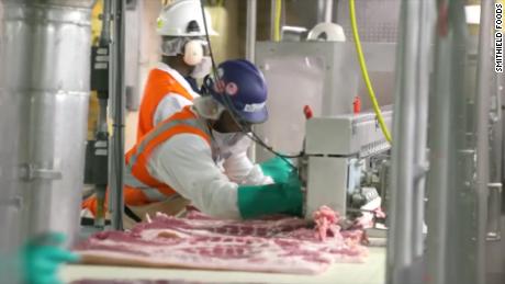 Mengapa pabrik pengolahan daging telah menjadi tempat persilangan Covid-19