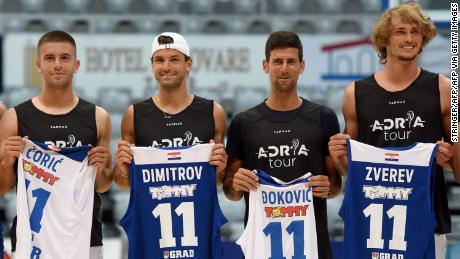 Borna Coric, Grigor Dimitrov, Novak Djokovic, dan Alexander Zverev (kiri ke kanan) berpose untuk sebuah tembakan kelompok menjelang pertandingan bola basket pameran di Zadar, Kroasia. 