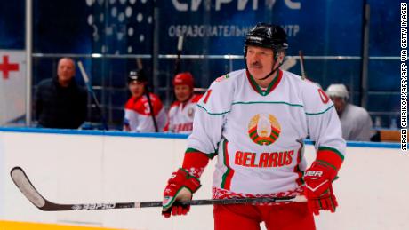 & # 39; Lebih baik mati berdiri daripada hidup dengan berlutut, & # 39; kata Presiden Belarus Alexander Lukashenko pada pertandingan hoki es