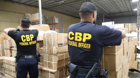 Petugas CBP menahan pengiriman produk / aksesoris yang diduga dibuat dengan rambut manusia.