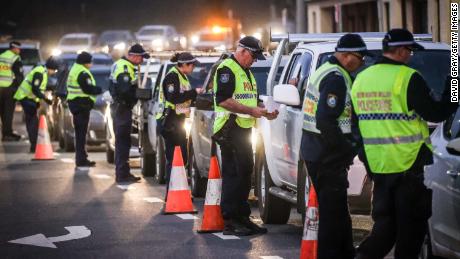 Polisi berhenti dan menanyai pengemudi di sebuah pos pemeriksaan pada 8 Juli di Albury, Australia. 