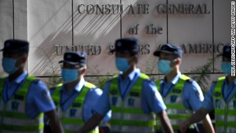 Polisi berbaris di depan konsulat AS di Chengdu, provinsi Sichuan di Cina barat daya, pada 26 Juli.