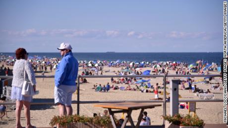Pantai dan bar ditutup untuk mencegah orang banyak selama akhir pekan Fourth of July