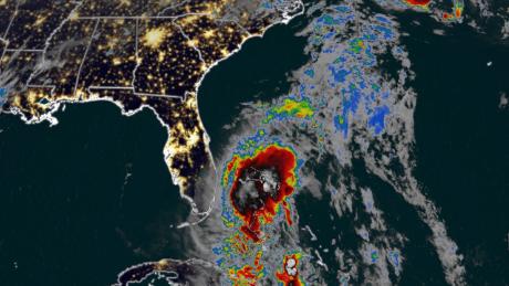 Florida merasakan hujan dan angin pertama dari Tropical Storm Isaias