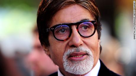 Bintang Bollywood Amitabh Bachchan keluar dari rumah sakit setelah pulih dari virus corona