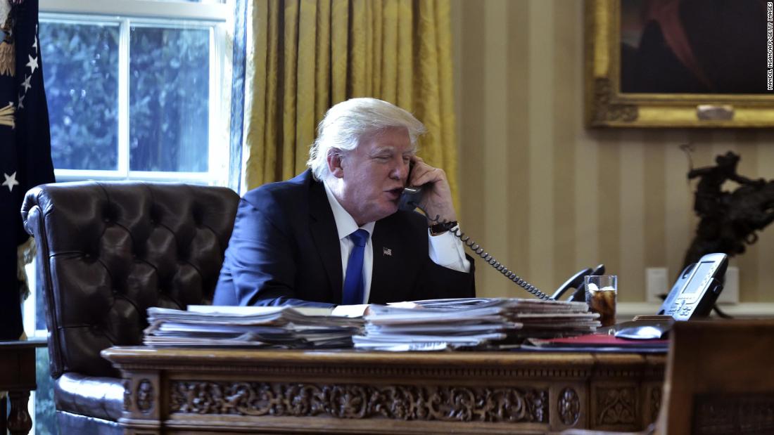 Dari menjadi pandering hingga Putin hingga menyalahgunakan sekutu dan mengabaikan penasihatnya sendiri, telepon Trump membuat alarm para pejabat AS