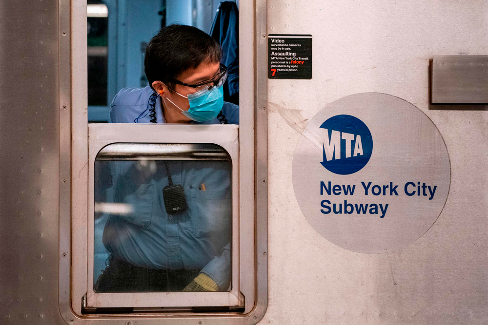 Pekerja transit Otoritas Transit Massal (MTA) Kota New York melihat platform dari mobil kereta bawah tanah setelah tiba di stasiun Pulau Coney di Brooklyn, New York pada 6 Mei.
