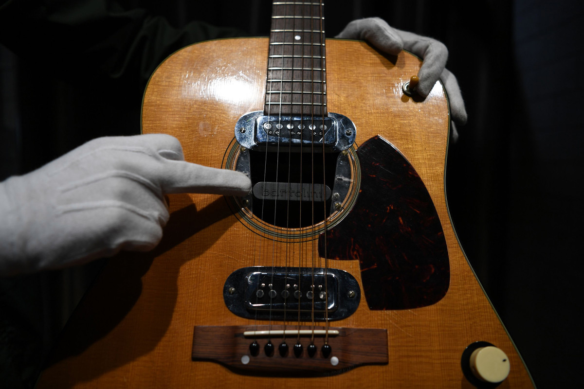 Gitar Kurt Cobain ‘MTV Unplugged’ dijual seharga $ 6 juta di lelang