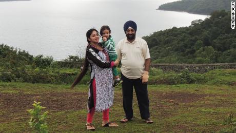 Lakhjeet Singh, 68, dinyatakan positif Covid-19 tetapi tidak dapat menemukan rumah sakit untuk menerimanya. Dia berfoto bersama putri dan cucunya.