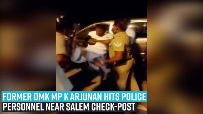 Mantan anggota parlemen DMK, K Arjunan, menghantam personil polisi di dekat pos pemeriksaan Salem
