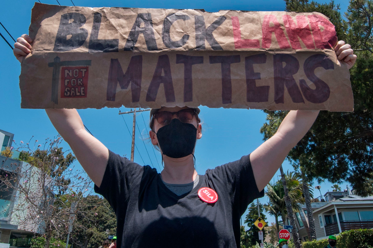 Pegawai publik diduga menghancurkan tanda Black Lives Matter