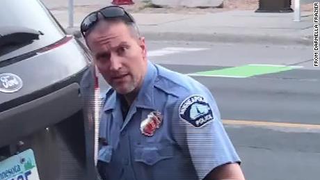 Melihat mengapa mantan perwira polisi Derek Chauvin didakwa melakukan pembunuhan tingkat tiga