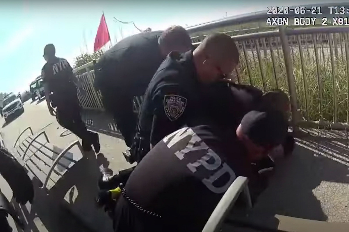 ‘Jangan pernah menggunakan chokehold: 'NYPD memperingatkan polisi tentang undang-undang baru setelah petugas pertama didakwa