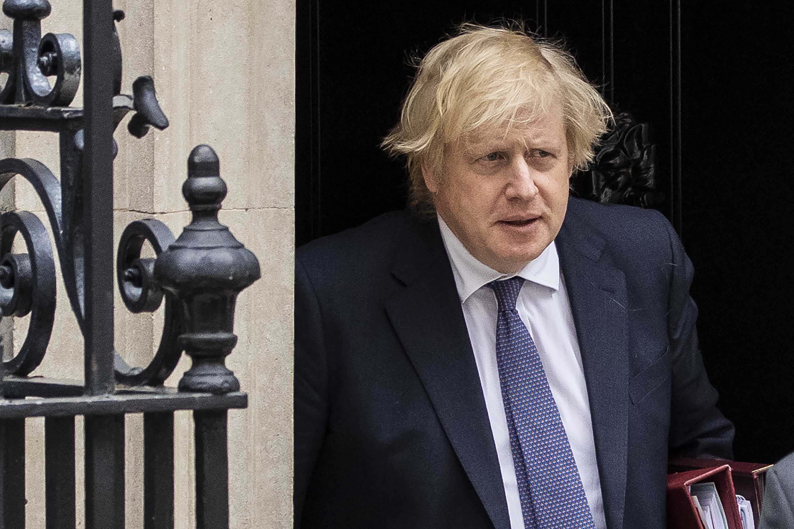 Perdana Menteri Inggris Boris Johnson digambarkan meninggalkan 10 Downing Street di London pada 1 Juli.