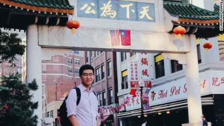 Tianyu Fang di Pecinan Boston. Fang menyelesaikan sekolah menengahnya di wilayah Boston. 