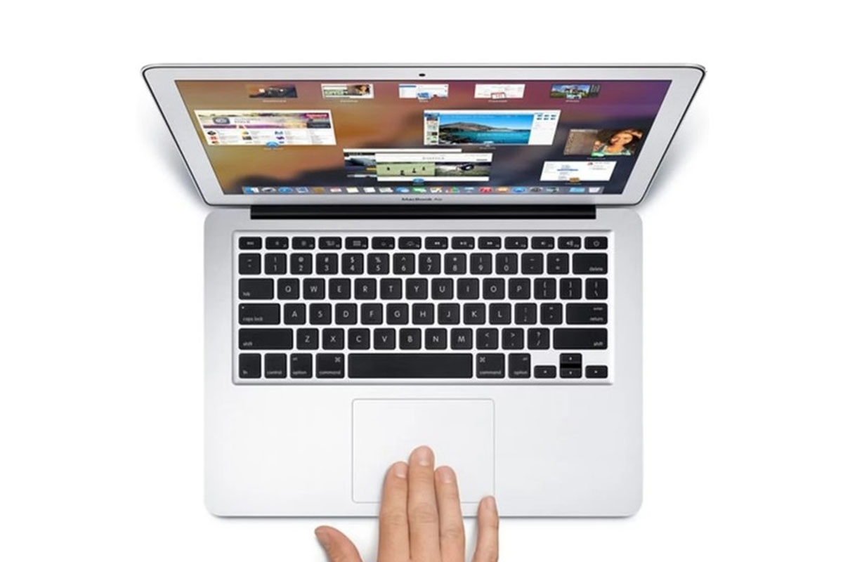 MacBook Pro dengan seseorang menggunakan touchpad