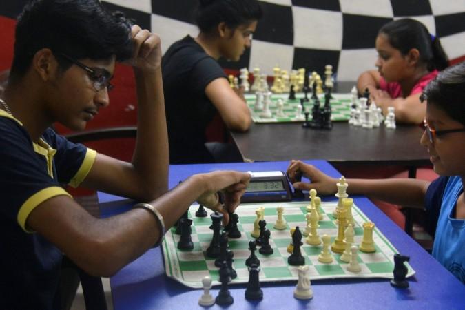 Siswa India bermain catur