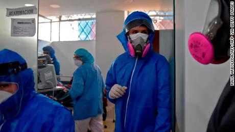 Petugas kesehatan di bangsal coronavirus di Soacha, Kolombia, pada 24 Juli 2020. 
