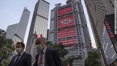 Pejalan kaki berjalan melewati markas HSBC Hong Kong pada bulan April.