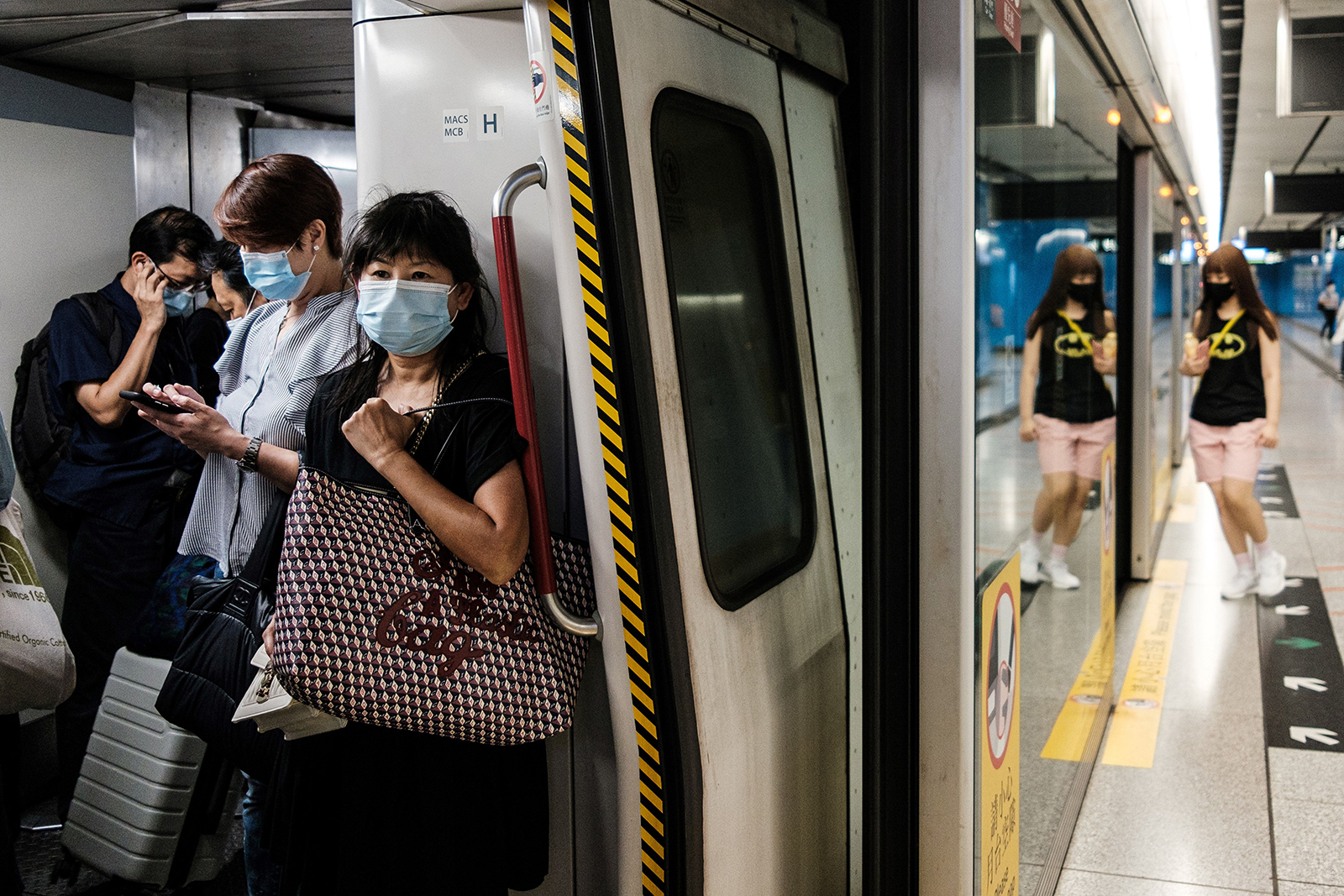 Komuter mengenakan masker di kereta metro di Hong Kong pada 15 Juli.