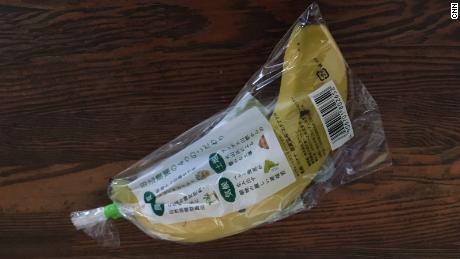 Satu buah pisang terbungkus plastik rapat.