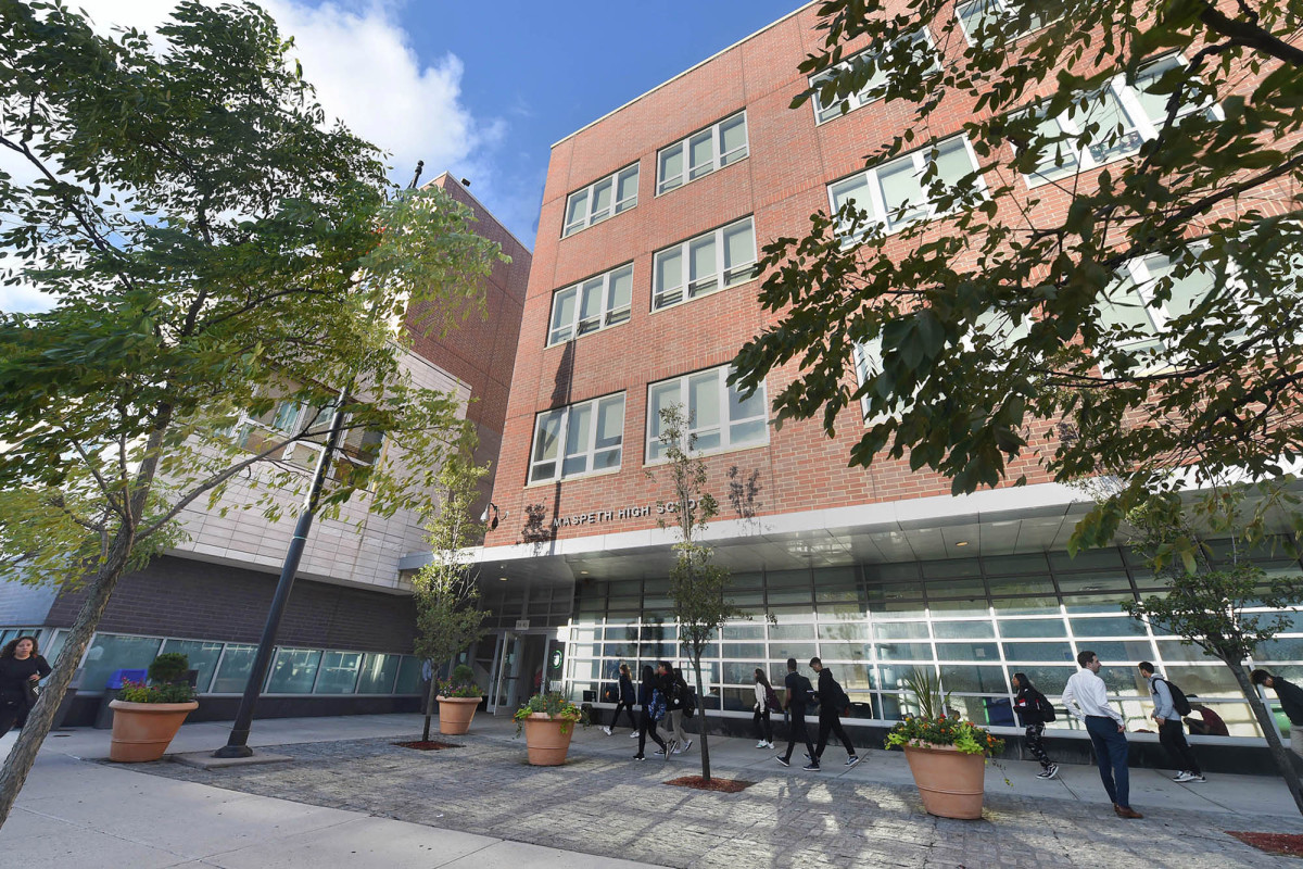 NYC dituduh menyeret kaki di Maspeth HS grade-fixing probe