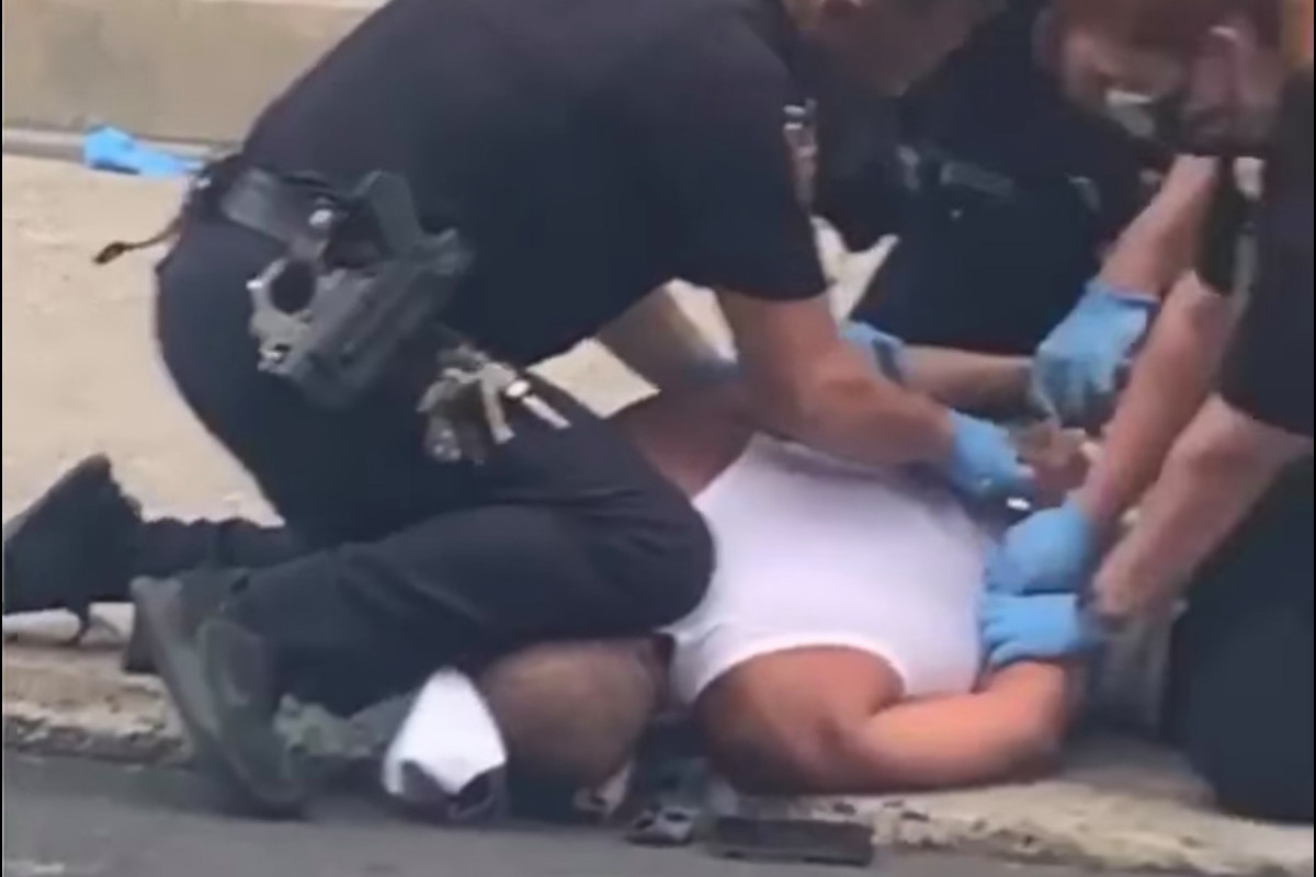 Polisi Pennsylvania menyelidiki video polisi yang berlutut di leher pria