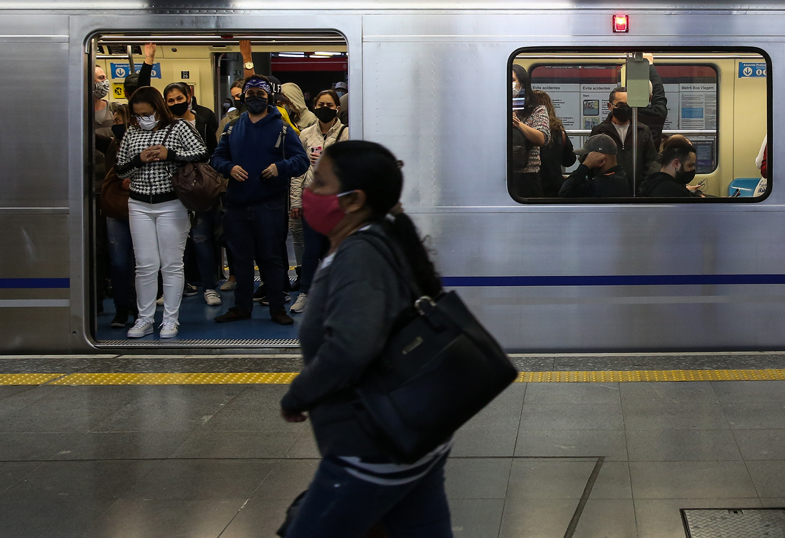 Penumpang yang memakai masker wajah naik mobil subway di pusat kota Sao Paulo pada 29 Juni di Sao Paulo, Brasil. 