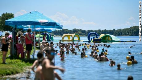 Semuanya kembali normal di Italia.  Orang-orang berenang di danau buatan di Milan, pada 12 Juli.