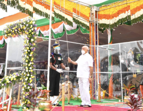 Karnataka CM unfurls tri-colour flag on independence day