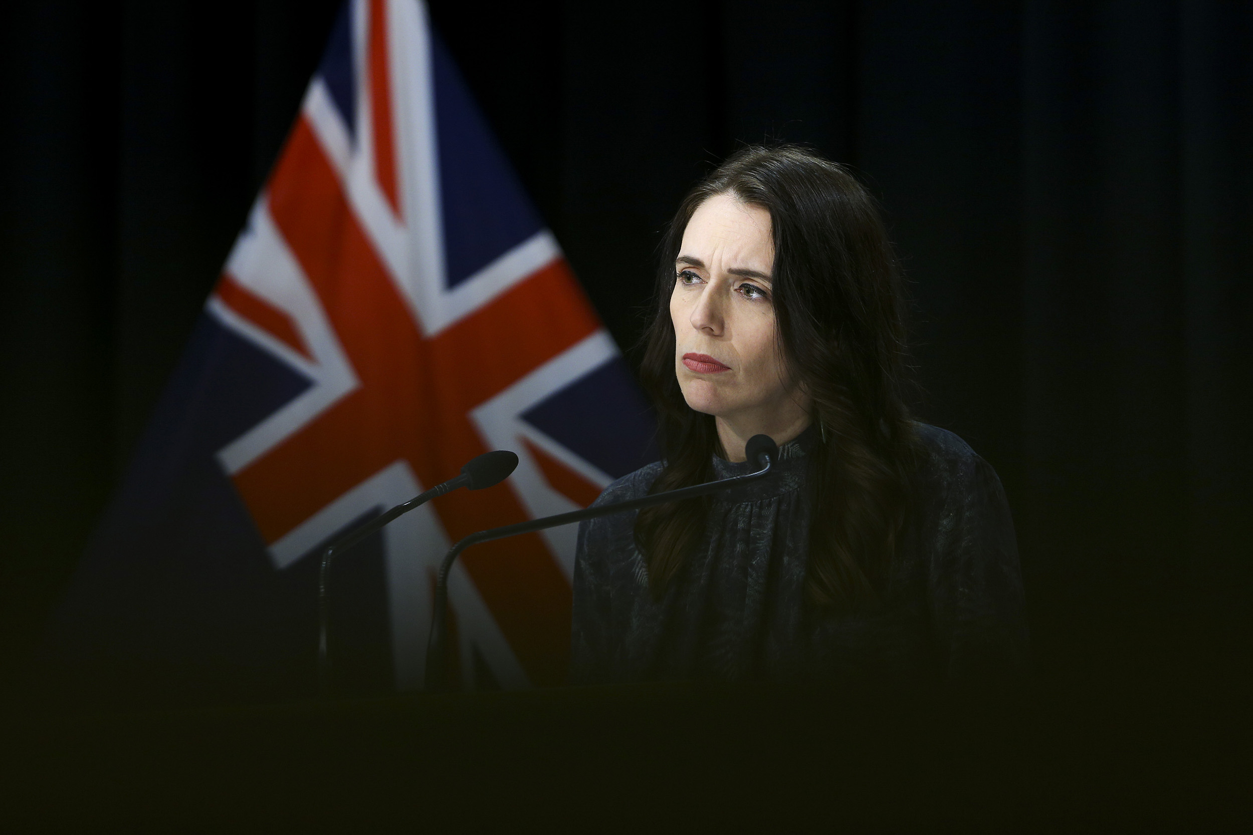 Perdana Menteri Jacinda Ardern menyaksikan konferensi pers di Parlemen pada 21 Agustus, di Wellington, Selandia Baru. 
