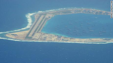 Terumbu karang pulau Mischief buatan yang dikendalikan Tiongkok di Laut Cina Selatan, seperti yang terlihat oleh CNN dari pesawat pengintai AS pada 10 Agustus 2018.