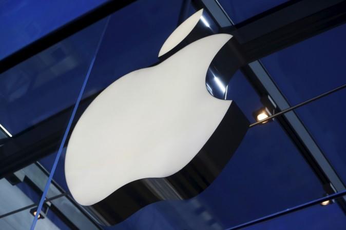 Logo Apple terlihat di dalam Apple Store di Palo Alto