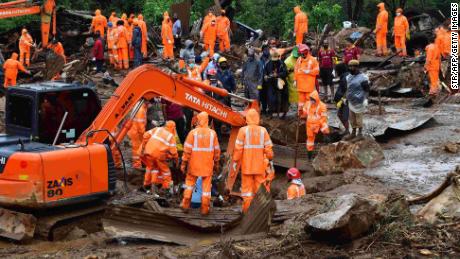 Hujan muson memicu tanah longsor di perkebunan teh di negara bagian Kerala, India, menewaskan sedikitnya 43 orang
