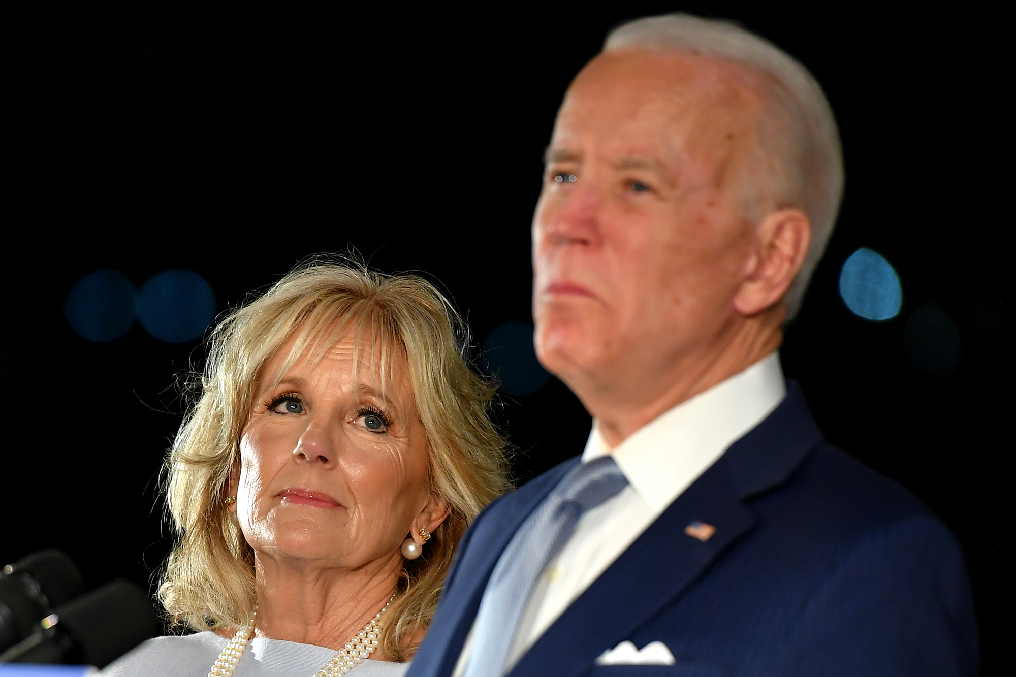 Mantan Wakil Presiden calon presiden dari Partai Demokrat Joe Biden berbicara, diapit oleh istrinya Jill Biden, di Pusat Konstitusi Nasional di Philadelphia, Pennsylvania pada 10 Maret.
