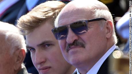 Presiden Belarusia Alexander Lukashenko bersama putranya Nikolai (kiri) selama parade militer Hari Kemenangan pada 24 Juni di Moskow.