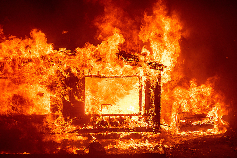 Sebuah rumah mobil dan mobil terbakar di Spanish Flat Mobile Villa saat kebakaran Kompleks Petir LNU merobek Napa County, California, pada hari Selasa, 18 Agustus 2020. 