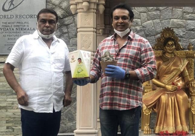 Naresh menunjukkan Seed Vinayaka Idols dari MP Santosh Kumar