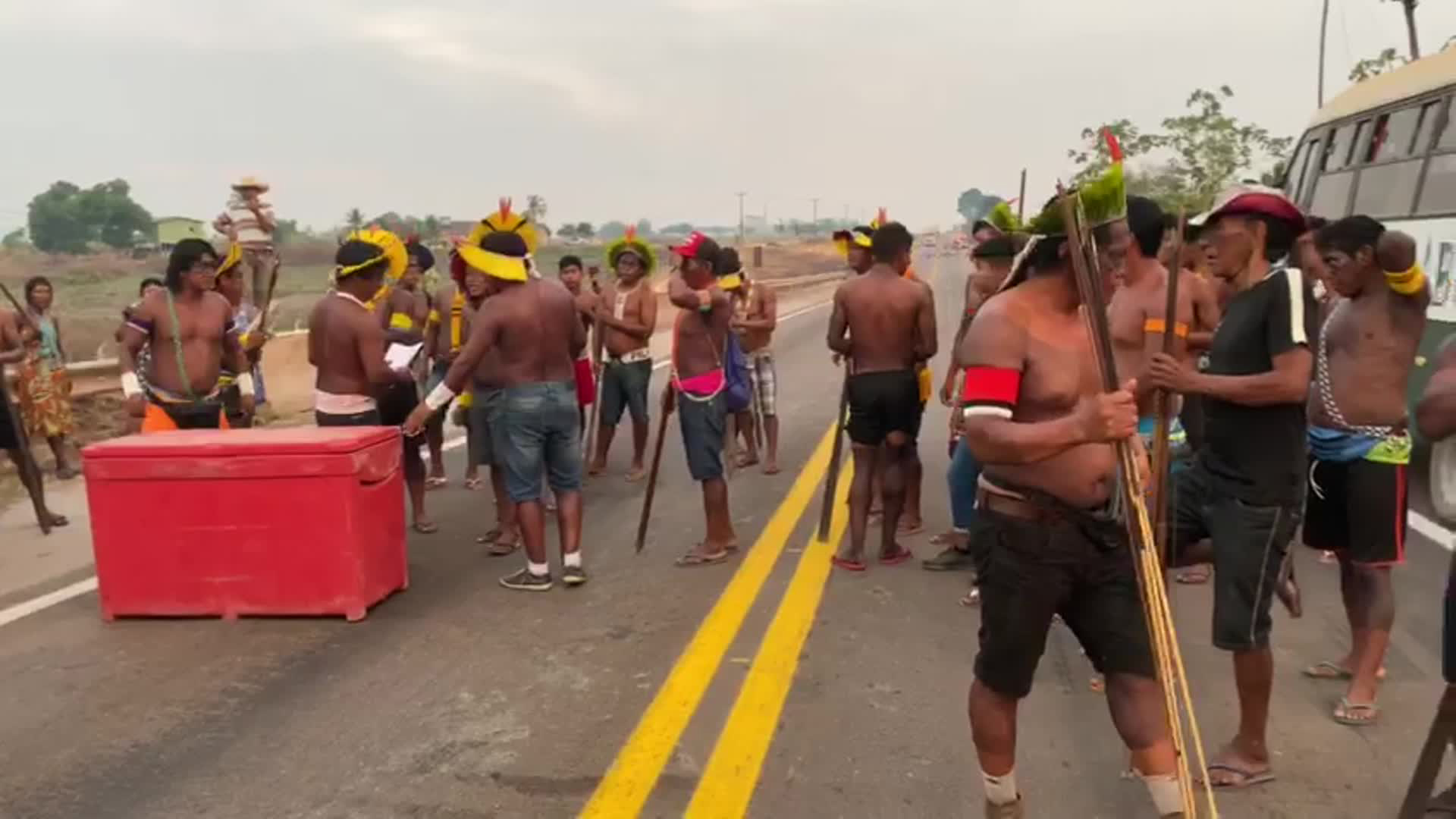 Orang-orang Kayapó Mekrãgnotire memblokir kembali jalan raya utama sebagai protes atas tanggapan pemerintah Brasil terhadap Covid-19 dan invasi tanah.