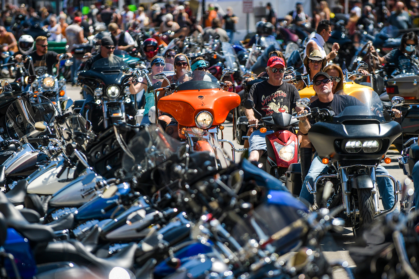 Pengendara sepeda motor menyusuri Main Street selama 80th Annual Sturgis Motorcycle Rally di Sturgis, South Dakota pada 7 Agustus.