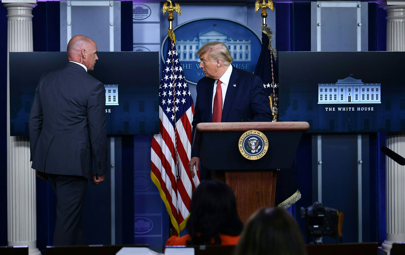 Presiden Donald Trump dikeluarkan dari Ruang Pengarahan Brady Gedung Putih di Washington pada hari Senin, 10 Agustus. 