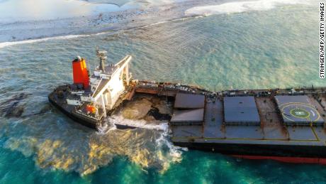 MV Wakashio pecah pada Sabtu setelah berminggu-minggu mendarat di perairan murni di lepas pantai Mauritius.